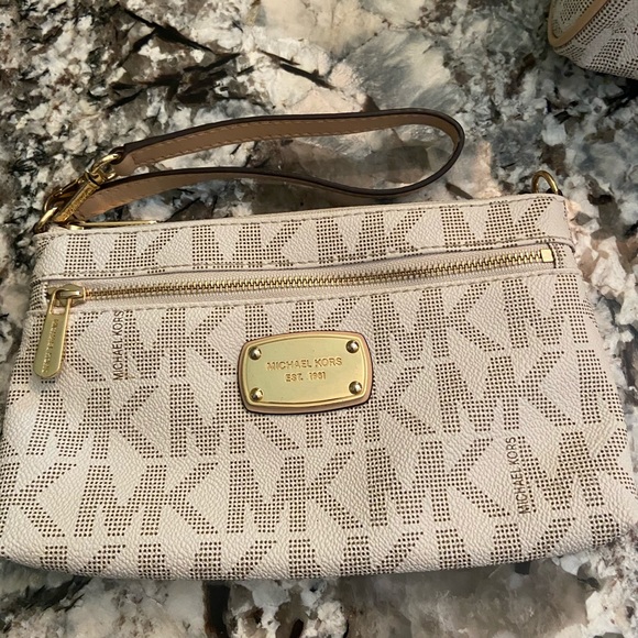 Michael Kors Handbags - Michael Kors Wristlet